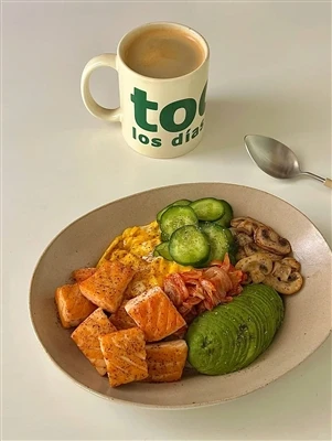 ข้าวหน้าปลาแซลมอนและอะโวคาโดสีสันสดใส 🥑🍣|บรันช์ที่สดใหม่และน่าพึงพอใจ